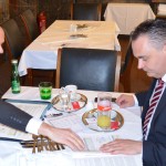 Reinhard Atteneder erläutert Minister Doskozil die Wichtigkeit des Erhalts der Kaserne Freistadt