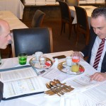 Reinhard Atteneder erläutert Minister Doskozil die Wichtigkeit des Erhalts der Kaserne Freistadt