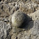 10 – In die Stadtmauer eingemauerte Steinkugel im Stadtgraben zwischen Linzertor und Bürgergardeturm